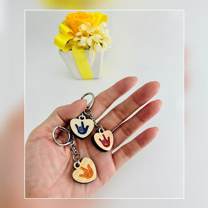 手話 キーホルダー I Love You (ILY) Heart サイン キーホルダー 手話 ハンドメイド 職人 キーリング ヒノキ 桧 天然木 木材